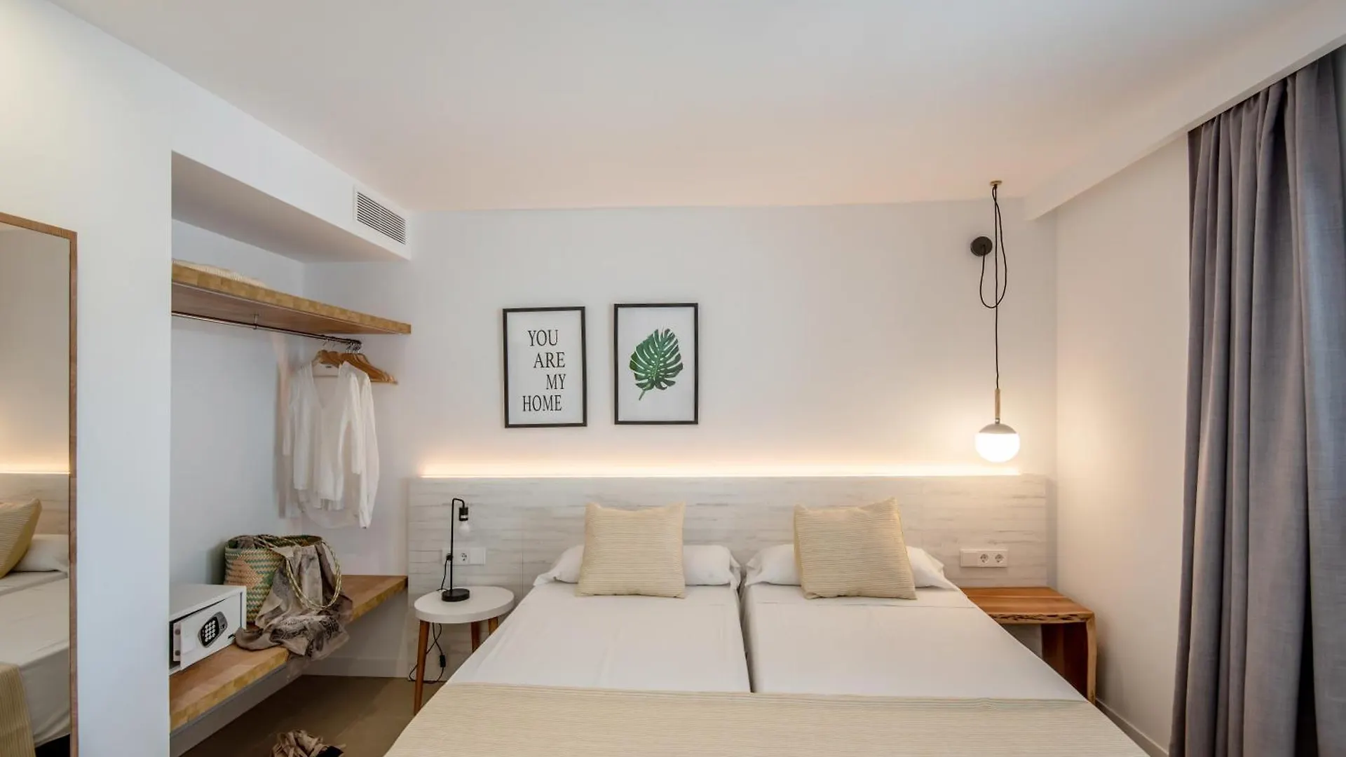 Apartamentos Es Pujols - Emar Hotels location