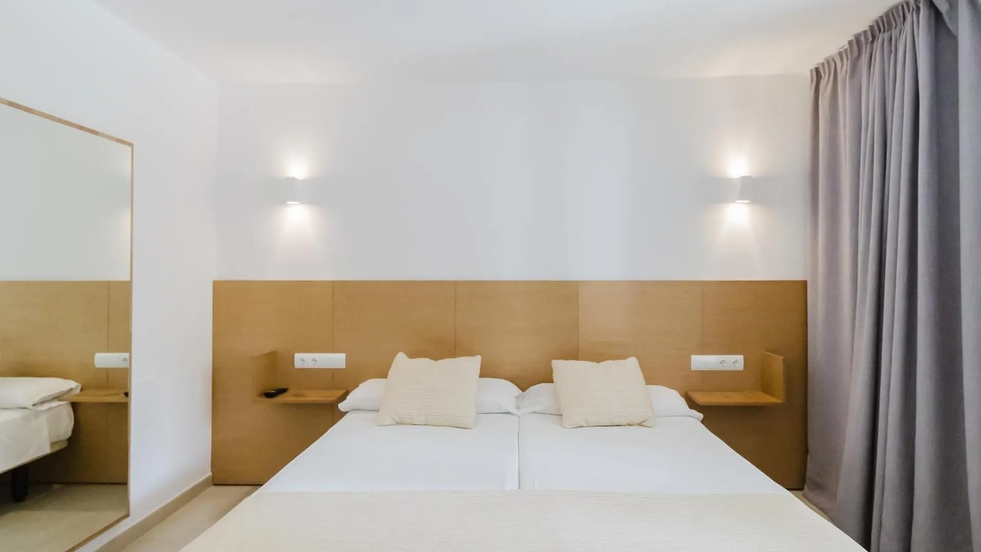 Apartamentos Es Pujols - Emar Hotels Apartment